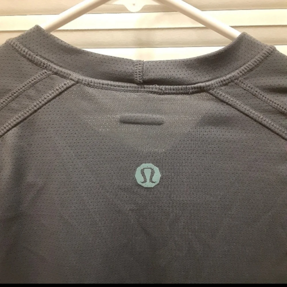 Lululemon athletica  unisex shirt. Size medium . Gray color - Picture 9 of 9